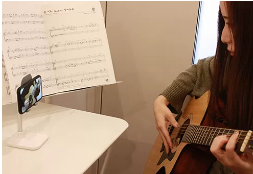 椿音楽教室のギターのオンラインレッスン風景